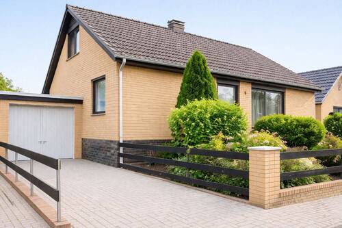 Hausansicht mit Einfahrt - Einfamilienhaus mit 130,00 m&sup2; in Velpke zum Kaufen