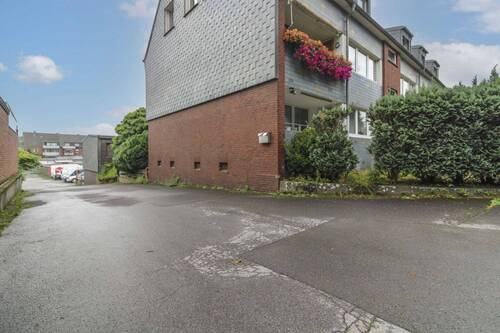 Einfahrt - Mehrfamilienhaus, Wohnhaus in Oberhausen zum Kaufen