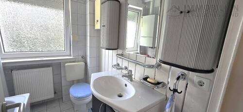 Badezimmer mit Fenster - 