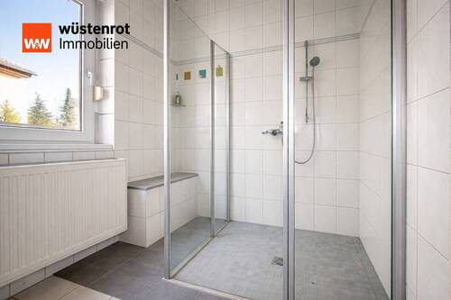 Helles, modernes Badezimmer mit Walk-in-Dusche - 