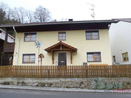 1165 Ansicht - Gemütliche 2-Zi.-EG-Wohnung mit Doppelgarage und Werkstatt in Perasdorf (zwischen Bogen und Sankt Englmar)