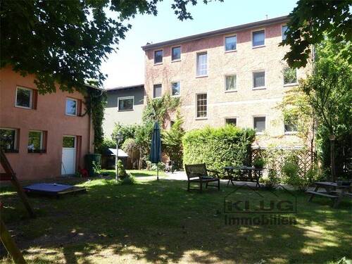Hausansicht mit Garten und Neb - 