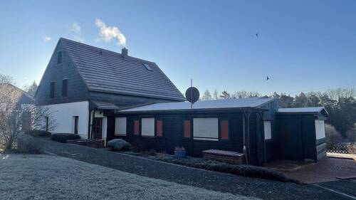 Einfamilienhaus mit Nebengebäude - 