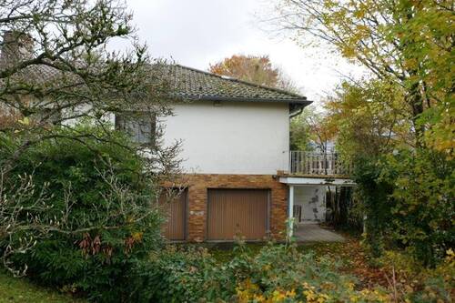 großer Hof mit Garagen - 8 Zimmer Bungalow in Wiesbaden
