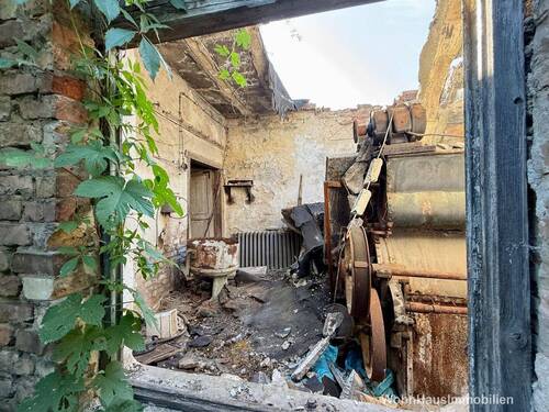 Schweres Gerät im Nebengebäude - 