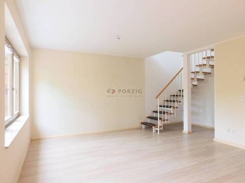 Wohnzimmer - Wohnluxus mit Weitblick - Dachterrasse, Maisonette-Charme & Garage inklusive!