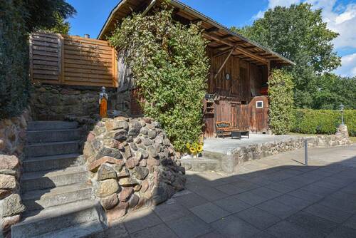 beschaulicher Zierbrunnen mit dekorativer Steinmauer - 