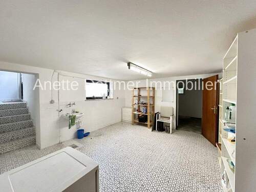 24 Keller Waschküch und Zugang zur Garage und Garten - 