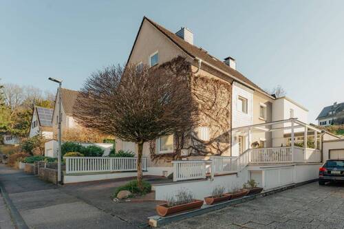 Hausansicht - 7 Zimmer Doppelhaushälfte zum Kaufen in Bergisch Gladbach