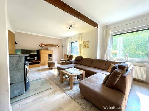 Großzügiges Wohnzimmer mit Kaminofen - 