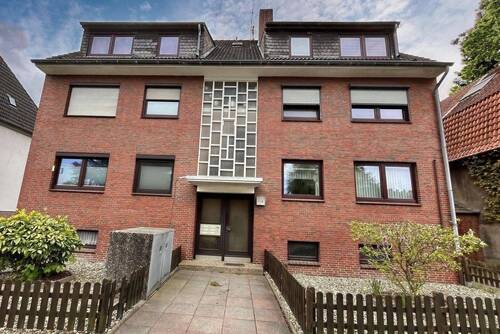 Ganz solide präsentiert sich das Sechs-Parteien-Haus - Ansprechende Wohnung in einem Sechs-Parteien-Haus