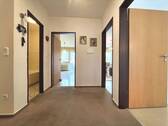 Schnörkellos verbindet der Flur die Räume - 3 Zimmer Etagenwohnung in Wilhelmshaven