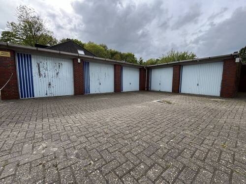 Eine Garage befindet sich im Innenhof - 