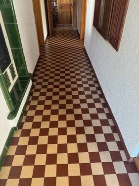 Flur mit alten Fliesen - Mehrfamilienhaus, Wohnhaus mit 130,00 m² in Rascheid zum Kaufen