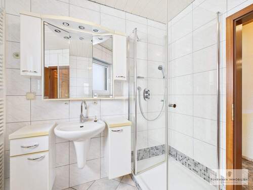 Badezimmer mit Dusche & Wanne - 