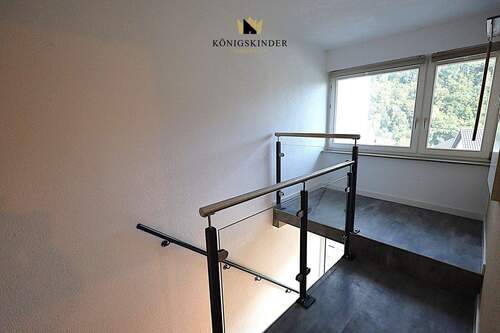 im eigentlichen Erdgeschoss: Platz für eine Treppe ins Dach - oder die Schuhparade... - 