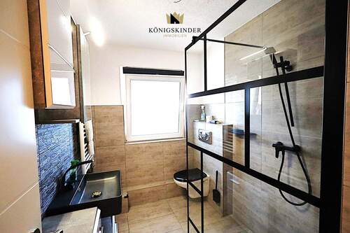 und im Duschbad - bodengleich und komfortabel - 