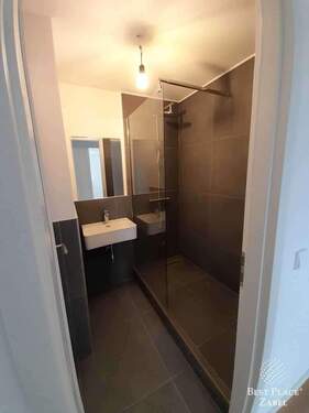 Modernes Badezimmer - 3 Zimmer Einfamilienhaus zum Kaufen in München