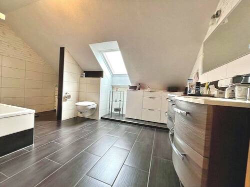 Traumbad mit Wanne und Dusche im Dachgeschoss - 