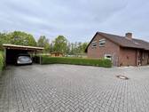Carport und Auffahrt sind klassisch gepflastert - 5 Zimmer Doppelhaushälfte in Wilhelmshaven