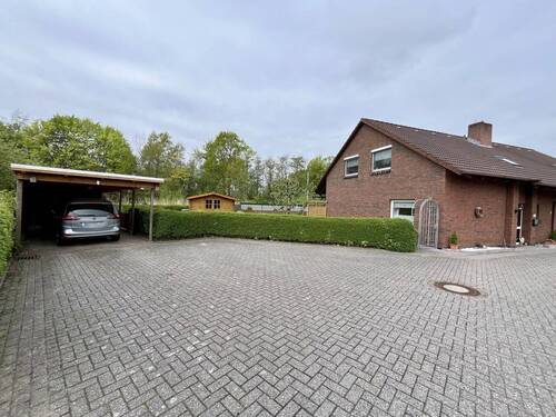 Carport und Auffahrt sind klassisch gepflastert - 5 Zimmer Doppelhaushälfte in Wilhelmshaven