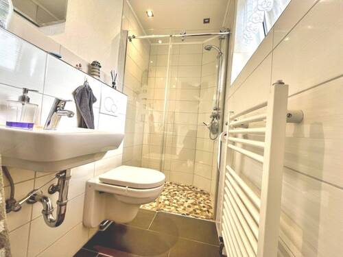 Modern und schick ist das Duschbad im Erdgeschoss - 