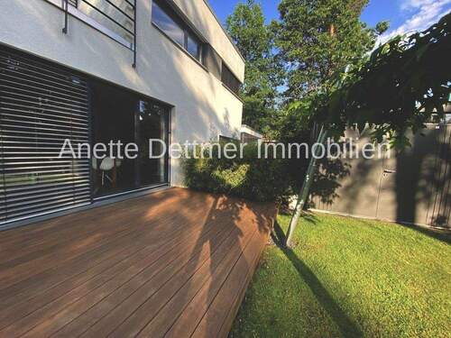 22.1 Terrasse (neu) mit Gartenhaus - 