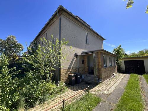 Straßenansicht mit Eingang - 