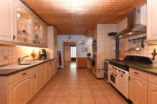 geräumige Küche mit Einbauküche - 