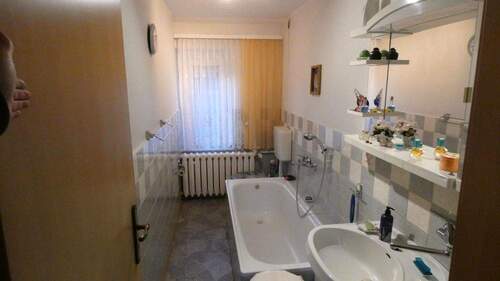 Obergeschoss Wannenbad mit WC - 