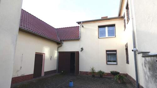 Innenhof mit Durchfahrt - 5 Zimmer Einfamilienhaus in Lauta
