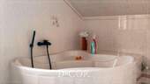 Eckbadewanne im Bad im Obergeschoss - 