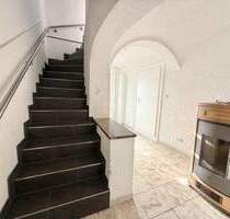 Großes Reihenmittelhaus mit 182 m² Wohnfläche, 7 Zimmer und Einliegerwohnung, Innenhof, Garage, Stellplatz und PV in Floss zu vermieten - Floß