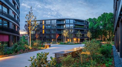 begrünter einzigartiger Innenhof - 3-Zimmer Wohnung mit Loggia am Elbufer – Marina Garden