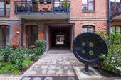 Markante Knopfskulptur im Innenhof - 