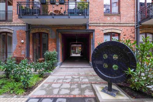Markante Knopfskulptur im Innenhof - 