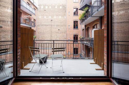 Balkon mit Blick in den Innenhof - 1 Zimmer Etagenwohnung in Berlin