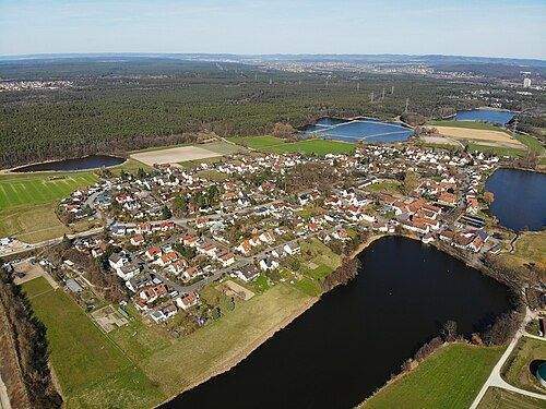 Kosbach_Luftaufnahme_2021 - Erlangen-Kosbach, grün und stadtnah. Großzügige 2-Zimmer-Gartenwohnung. Besichtigung Samstag, 15.November 2025, von 10:00 bis 15:00 Uhr.