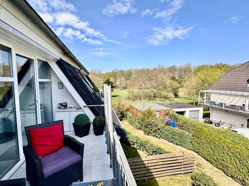Ausblick Loggia - Topgepflegte Dachgeschoss-Wohnung mit Lift, Einbauküche und Loggia mit Ausblick ins Grüne sowie kompletter Möblierung in Bad Zwischenahn-zentral