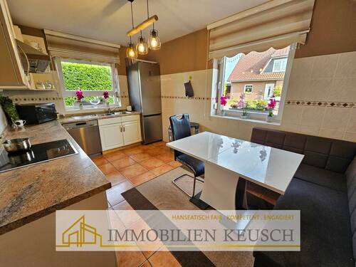 Helle Küche mit Sitzgelegenheit - 