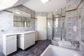 Bad mit Dusch und Wanne - 