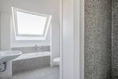 Tagesbelichtetes Bad mit Wanne und Dusche - 