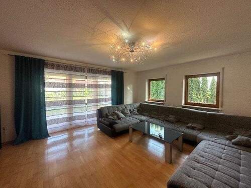 Wohnzimmer - 7 Zimmer Einfamilienhaus in Mengkofen