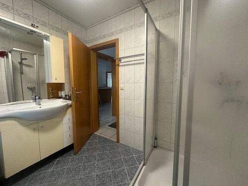 Bad mit Dusche im Erdgeschoss - 