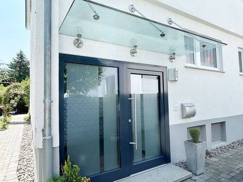 Eingang mit erneuerter Haustüre - 8 Zimmer Mehrfamilienhaus, Wohnhaus in Herrenberg