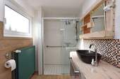 Tageslichtbad mit ebenerdiger Dusche - 