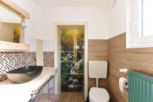 Tageslichtbad mit ebenerdiger Dusche - 