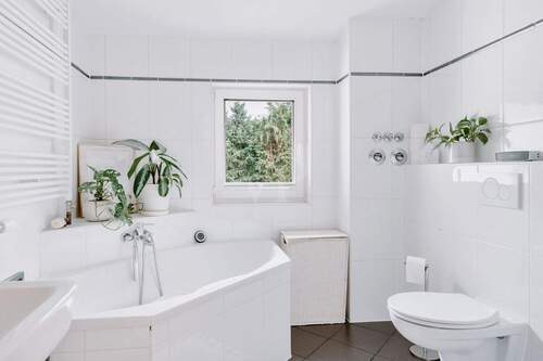 Helles Badezimmer mit separater Dusche und Badewanne. - 