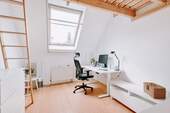 Vielseitiges Zimmer mit Hochbett – ideal als Kinder-, Arbeits- oder Gästezimmer. - 