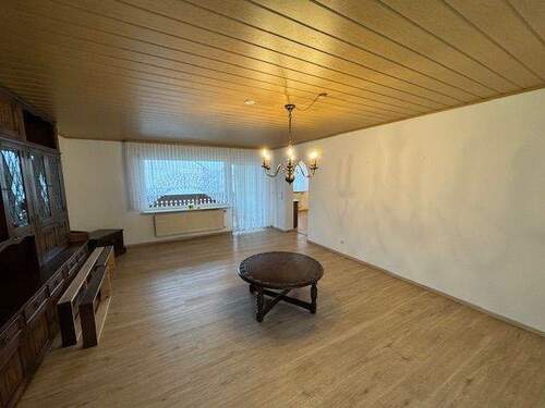  Wohnzimmer mit Zugang zum Balkon im OG - 